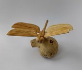 Handgesneden houten vliegende Libel op houten roos
