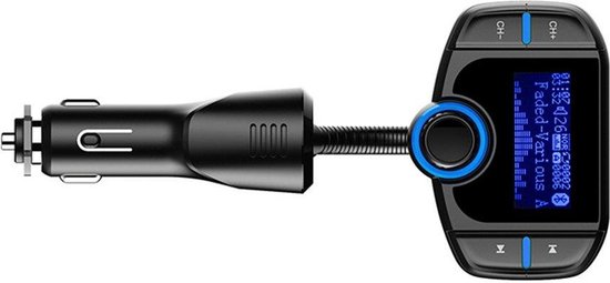 Zwarte FM-zender met een flexibele nek, aangesloten op een sigarettenaansteker, met een digitaal scherm dat 'Faded-Various A' toont.
