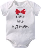 Hospitrix Baby Rompertje met Tekst "Cute Like My Mom" | 0-3 maanden | Korte Mouw |Tweeling Cadeau| Kraamkado | Cadeau voor Zwangerschap | Bekendmaking | Aankondiging | Aanstaande Moeder | Moederdag