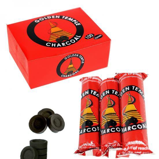 Een rode doos met houtskool. Drie verpakte rolletjes en een stapel van zes losse houtskooltabletten liggen ernaast.