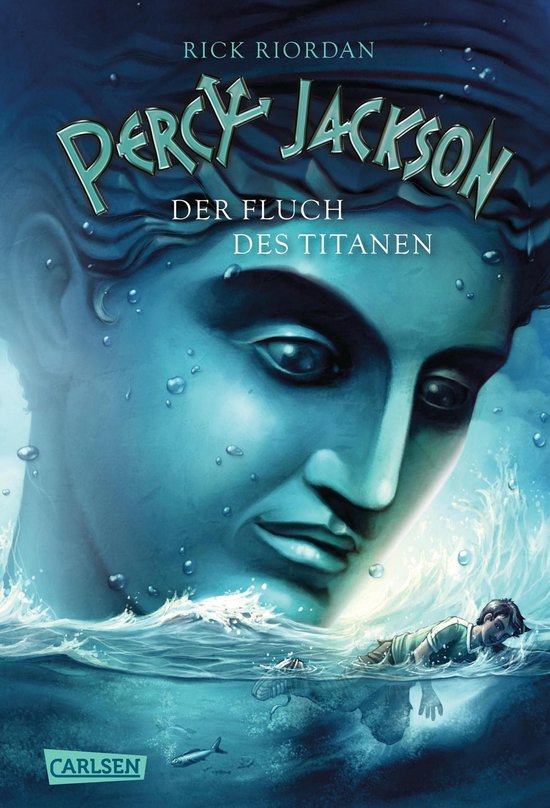Boekomslag van 'Percy Jackson: Der Fluch des Titanen' met een jongen die zwemt in de zee onder een gigantisch blauw gezicht.