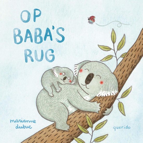 Een koala met baby op rug, zittend op een tak. Een lieveheersbeestje vliegt boven. Tekst: 'Op Baba's rug'.
