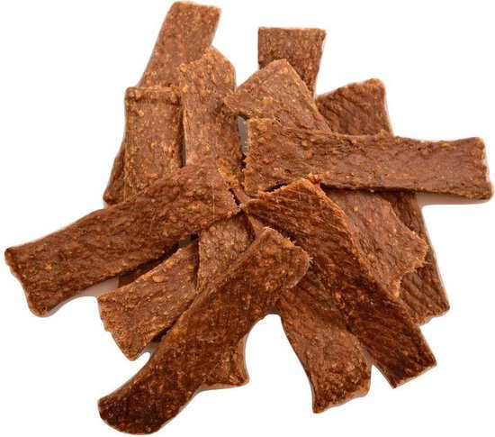 Stapel bruine, gedroogde vleesstrips voor honden.