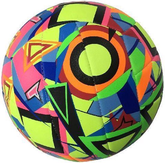 Ballon de football avec un mélange coloré de formes et motifs géométriques néon : jaune, rose, bleu, vert et noir.