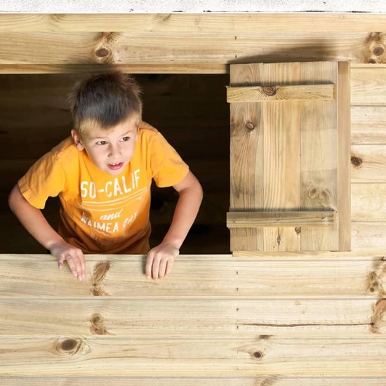 Jongetje met blond haar, kijkt naar buiten vanuit een houten speelhuis.
