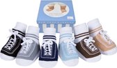 Stepping Out: Geschenkdoos met 6 paar sokjes die op sneaker lijken* voor baby jongen 0-12 maanden*Witte vetertjes *Anti slip zooltjes*Kraamcadeau*Baby shower