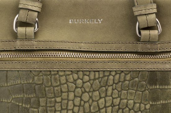 Detail van groene tas met BURKELY logo, rits en croco print.