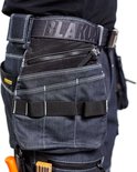 Detail van de heup van een werkjeans met een zak met rits, gereedschapslussen en een Blaklader riem.