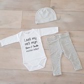 Baby kledingset unisex cadeautje zwangerschap aankondiging| maat 50-56 | grijs wit gestreept broekje en mutsje en witte romper lange mouw met tekst laat mij niet mijn oom en tante