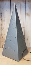 Zinken piramide lamp licht grijs ca. 25x53 cm.