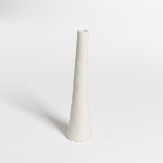 Crèmekleurige, slanke keramieken vaas die van breed naar smal taps toeloopt.