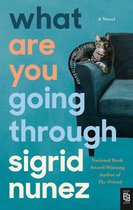 Boek "what are you going through" van Sigrid Nunez met een kat op een bank.