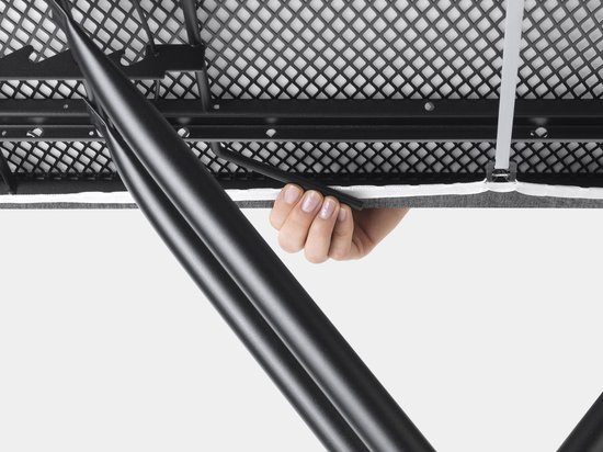 Hand en vinger bevestigen het zwarte frame aan de onderkant van de strijkplank.