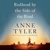 Boekcover van 'Redhead by the Side of the Road' van Anne Tyler. Een rennende man op een stadsgezicht bij zonsondergang.