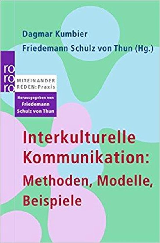 Boek "Interkulturelle Kommunikation: Methoden, Modelle, Beispiele" met paarse en groene abstracte vormen.