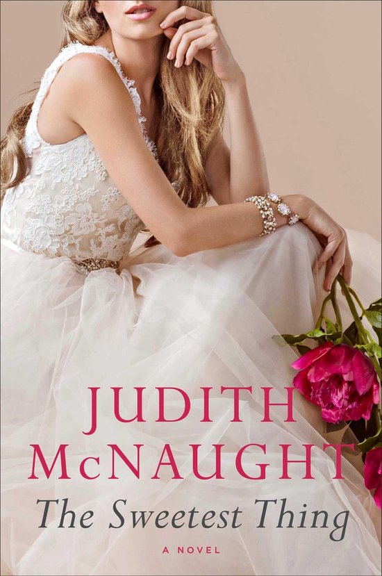 Boekomslag van 'The Sweetest Thing' van Judith McNaught. Een vrouw in een trouwjurk met kant en bloemen.