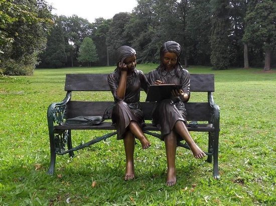 STATUE DE JARDIN EN PIERRE RECONSTITUÉE 2 FEMMES ASSISE SUR SOCLE-A