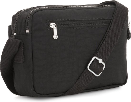 Zwarte Kipling schoudertas met een verstelbare schouderband en een metalen gesp.