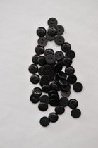 Mooie zwarte 2 gaats knoop. Doorsnede 15 mm. Zakje van 50 stuks.