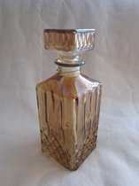 Sierlijke glazen karaf, van dik okergeel glas. 23 x 9 x 9 cm