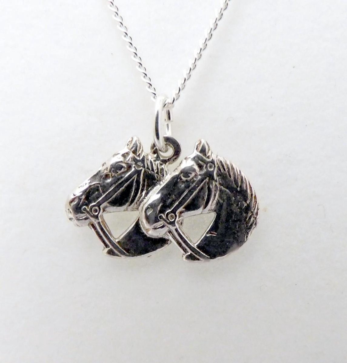 Prachtige hanger met 2 paardenhoofdjes