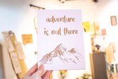 Tekstbord Hout Quote "Adventure Is Out There" - Interieur Decoratie - Wandbord Voelbaar Gegraveerd