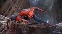 Spiderman in rood en blauw pak met wit spinnenweb-design, op een gebouw.