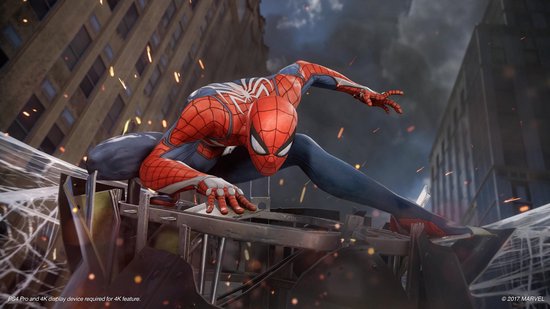 Spiderman in rood en blauw pak met wit spinnenweb-design, op een gebouw.