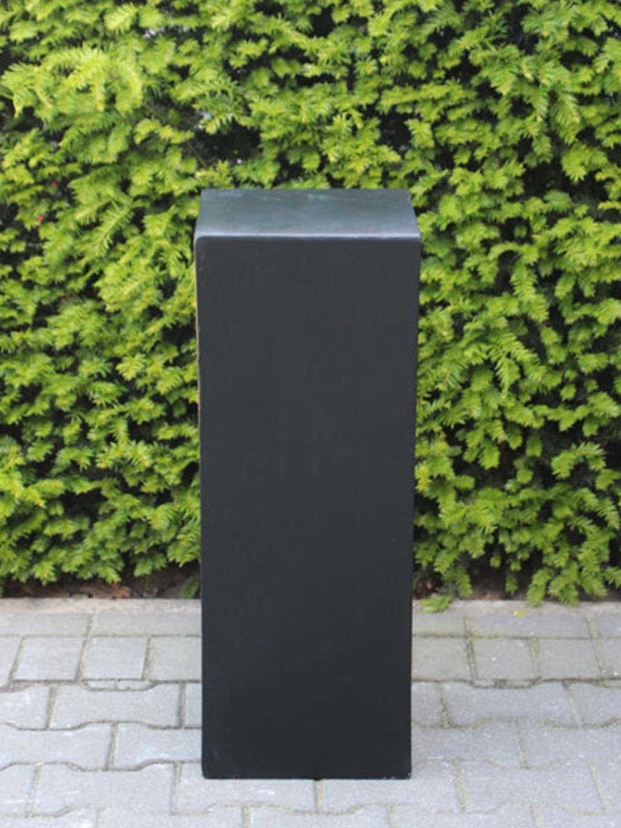 Sokkel/zuil zwart uit light cement, 100 x 50 x 50 cm. zwarte zuil