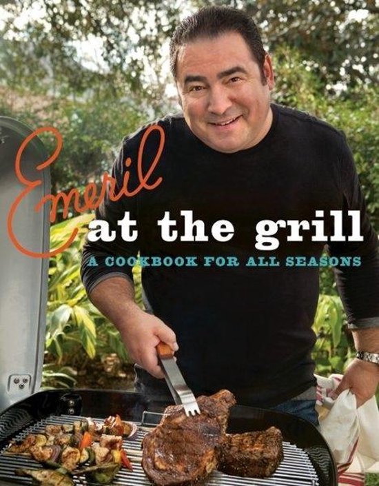 Emeril Lagasse met een kookboek "Emeril at the grill" voor de grill.