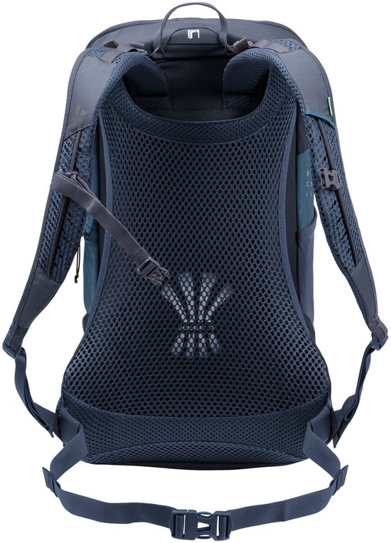 Rug- en schouderbanden van een donkerblauwe Vaude rugzak met mesh ventilatie.