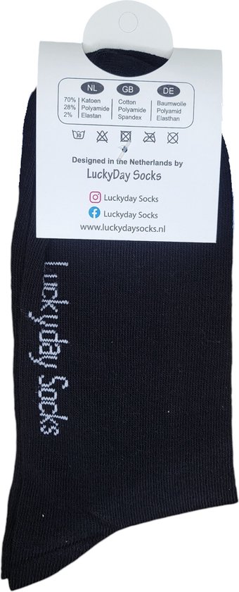 Zwarte sokken met "Luckyday Socks" in witte letters en wasvoorschriften.