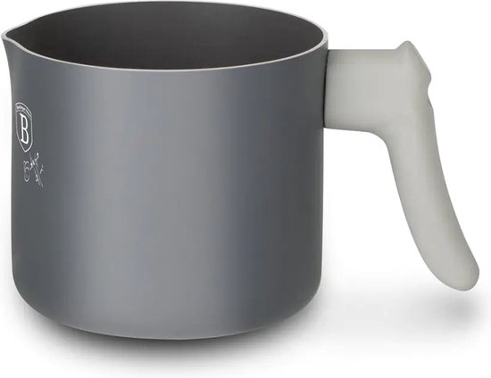 Grijs melkkannetje met een lichtgekleurd handvat en een tuit.