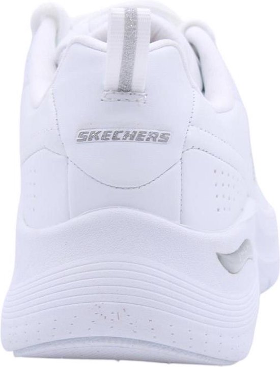 Achterkant van een witte Skechers damessneaker met zilverkleurige merknaam op de hiel.