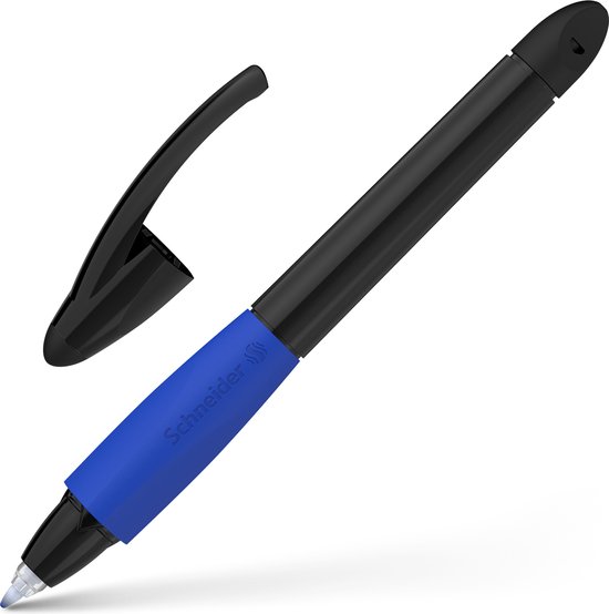 Zwarte Schneider balpen met een blauwe grip en dop naast de pen.
