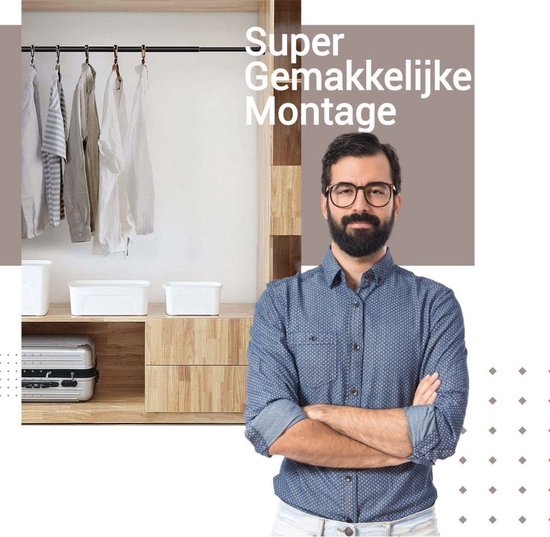 Man met bril en blauw gestippeld hemd, staand voor een kast met kleding en opbergdozen.