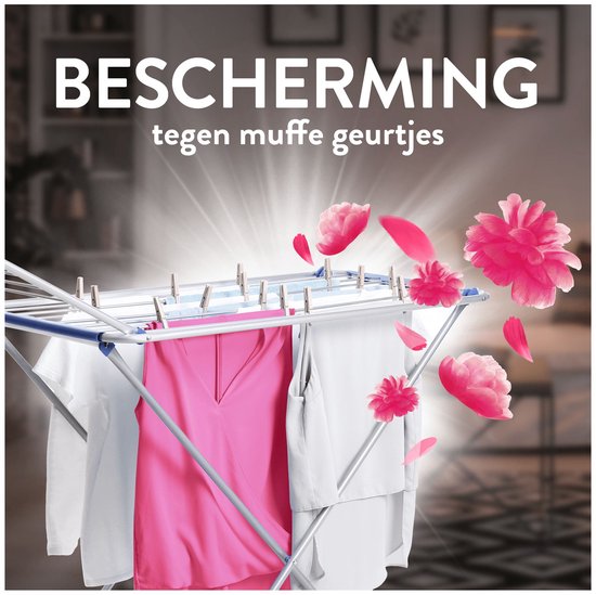 Du linge est suspendu pour sécher sur un étendoir. Des fleurs roses et des pétales flottent autour. Le texte dit 'PROTECTION contre les odeurs de renfermé'.