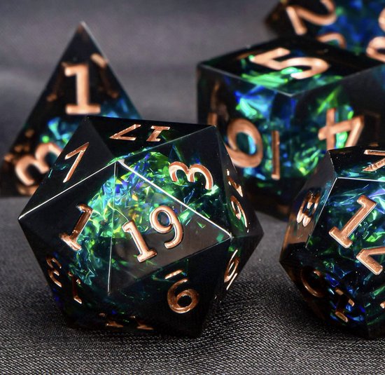 Ensemble de dés Joya Kids® Dungeons and Dragons | Set de Dés DnD Polydice | Ensemble de dés D&D | Ensemble de 7 pièces en résine | Coffre de rangement de Luxe inclus | Sombre avec des effets verts et bleus