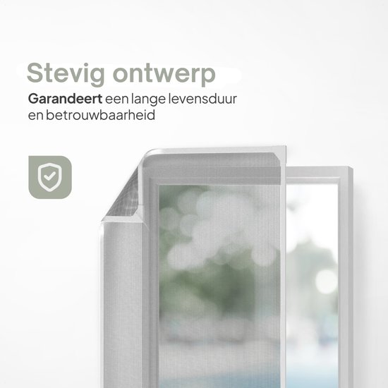 Gedetailleerde close-up van een witte magnetische raamhor met een stevig ontwerp en fijn grijs gaas.