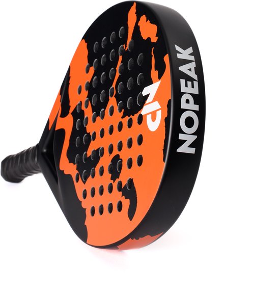 Padelracket met oranje en zwart camouflagepatroon, met de tekst 'NOPEAK' op de zijkant.