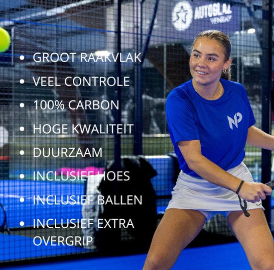 Jonge vrouw in blauw shirt speelt padel met een racket, met tekst over eigenschappen.