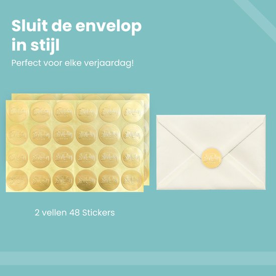 Twee vellen met 48 gouden stickers met 'Happy Birthday' tekst, te gebruiken op enveloppen. Een gesloten crèmekleurige envelop met een sticker.
