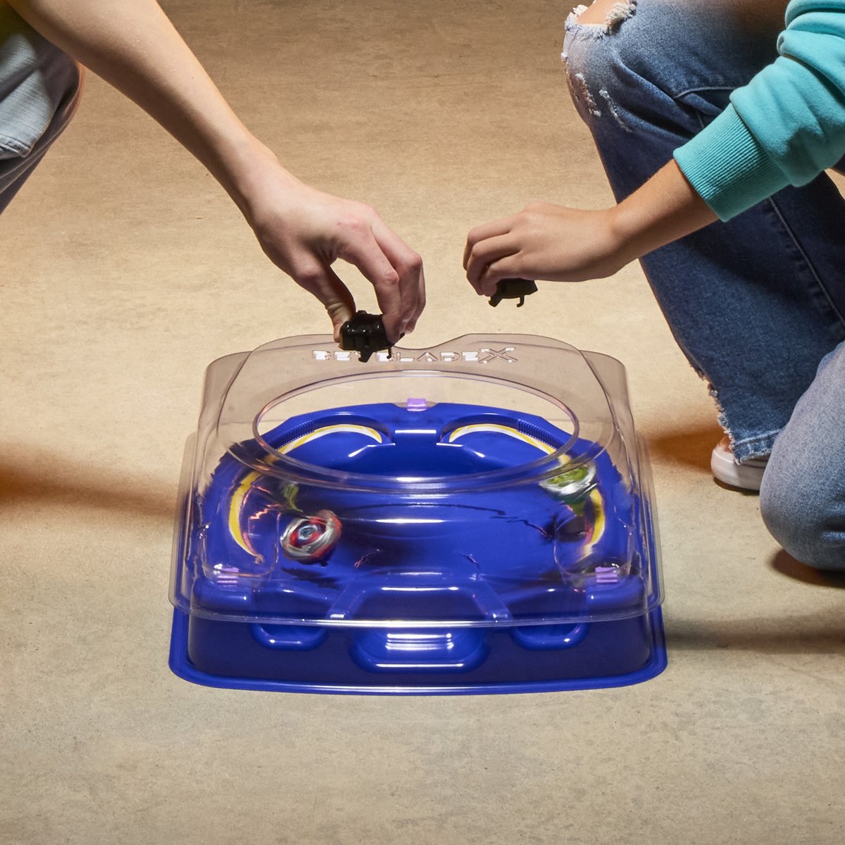 Beyblade X Drop Attack Battle-set met Beystadium - 2 rechtsdraaiende speeltollen en 2 launchers — afbeelding 11