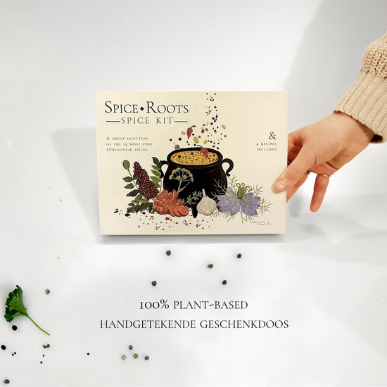 Een hand houdt de 'Spice Roots Spice Kit' verpakking vast, met een illustratie van een kookpot en kruiden eromheen.
