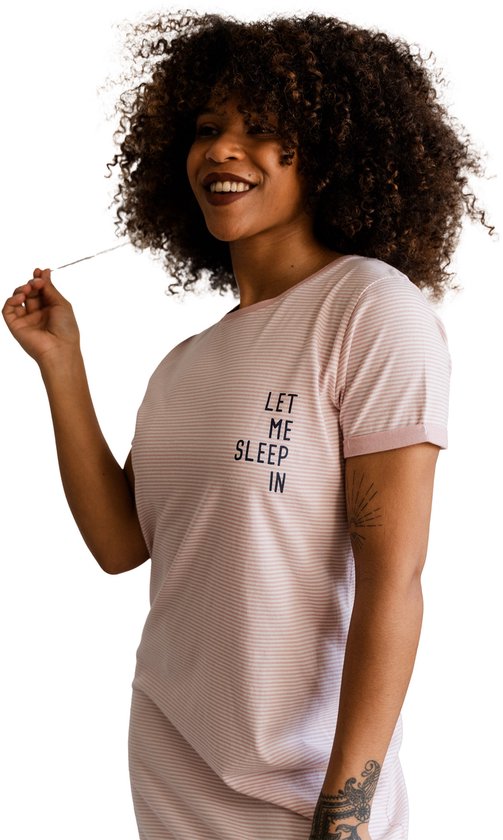 Roze gestreept nachthemd met korte mouwen. Het tekst 'LET ME SLEEP IN' staat op de linkerborst. Model speelt met haar.
