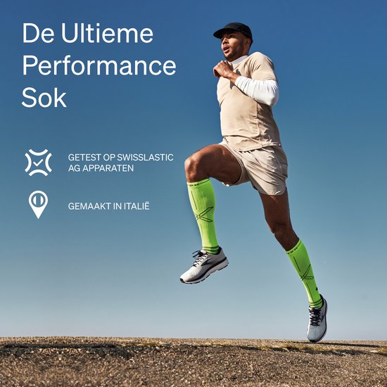 Man met neon-groene compressiesokken in de lucht. 'De Ultieme Performance Sok'. Getest op Swisslastic AG apparaten, gemaakt in Italië.