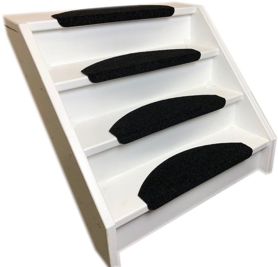 Witte trap met vier zwarte halvemaanvormige trapmatten met antislip textuur.