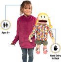 Meisje met paarse hoodie naast buiksprekpop Cindy (63 cm) met bloemenblouse en groene rok.
