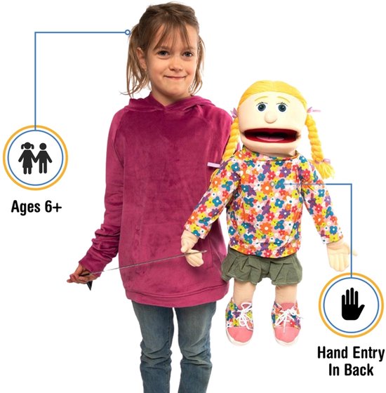 Meisje met paarse hoodie naast buiksprekpop Cindy (63 cm) met bloemenblouse en groene rok.
