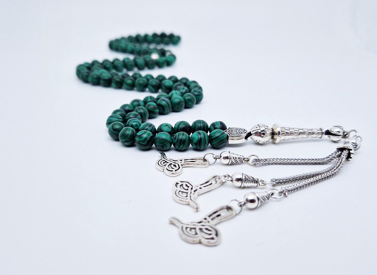 Handgemaakte tesbih "Tasbih" natuursteen "Malachiet" - Aantal kralen 99 - Diameter kralen 8MM - met metaal tassel "Arabische kalligrafie" - Een mooi cadeau-idee